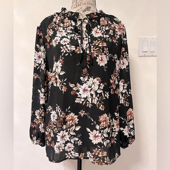 Beautiful blouse. - Picture 1 of 4